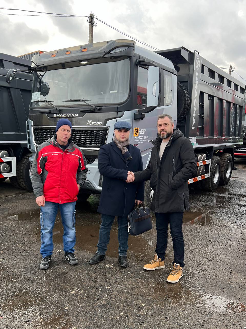Надежный самосвал SHACMAN 6x4 2024 года уехал новому владельцу