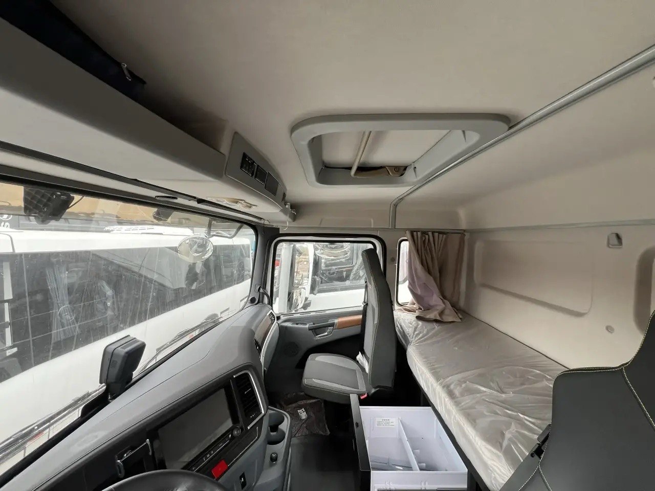 Седельный тягач Shacman X6000 (рестайлинг) 4×2 SX4188YY381