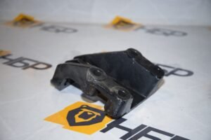 Правый передний кронштейн двигателя