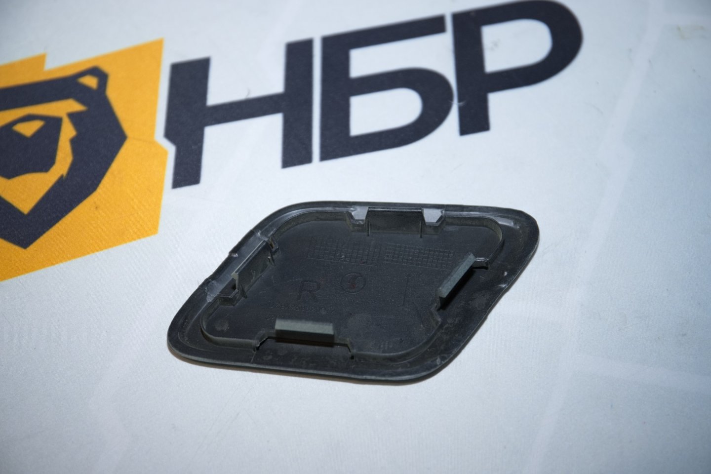 Заглушка бампера переднего правая X6000