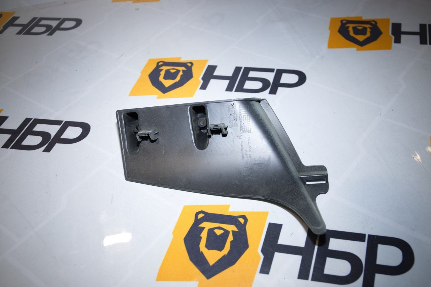 Декоративная панель правой фары внутренняя